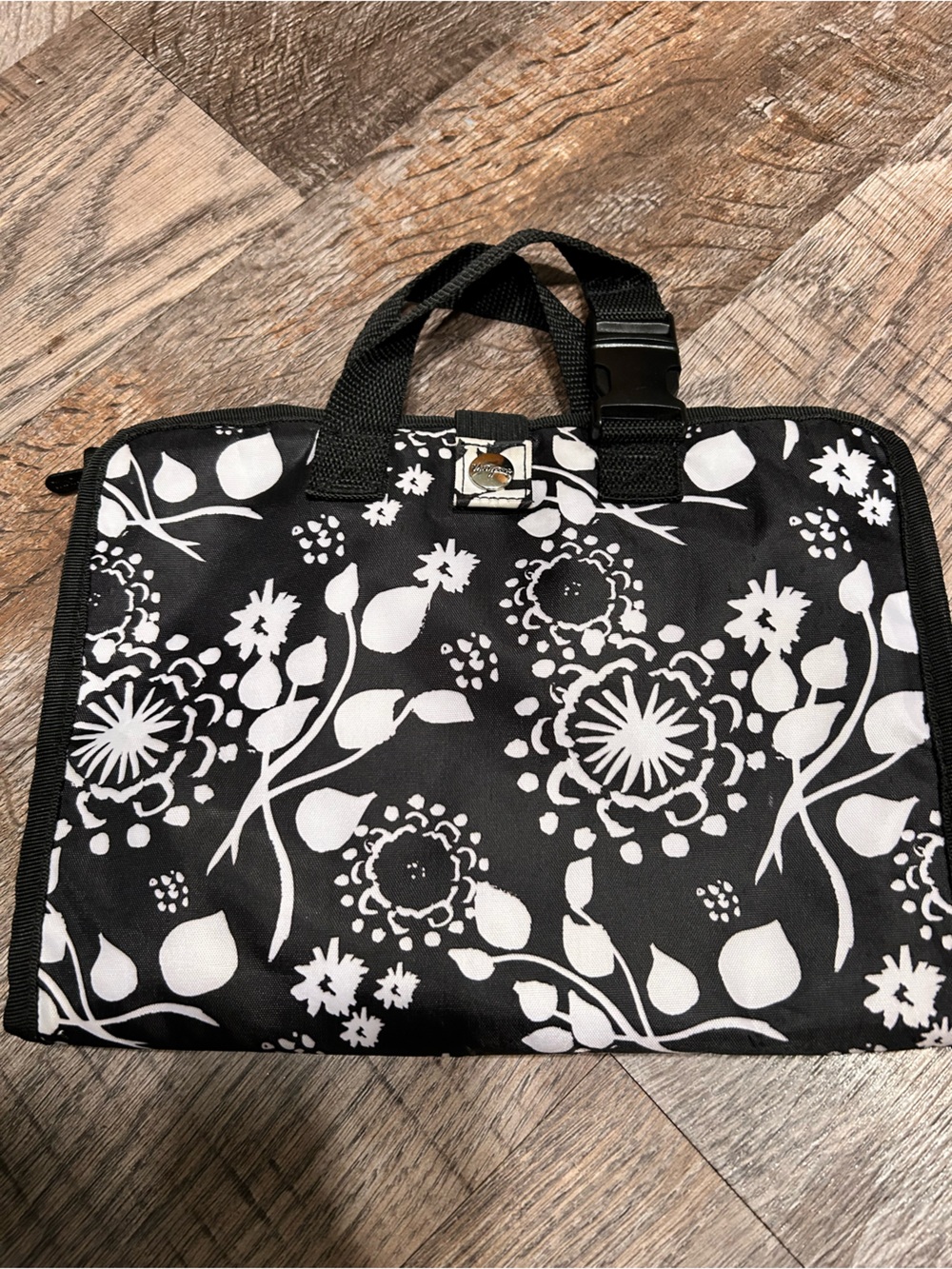 thirty-one Black & White Floral Timeless beauty bag. Hanging Travel Cosmetic Org